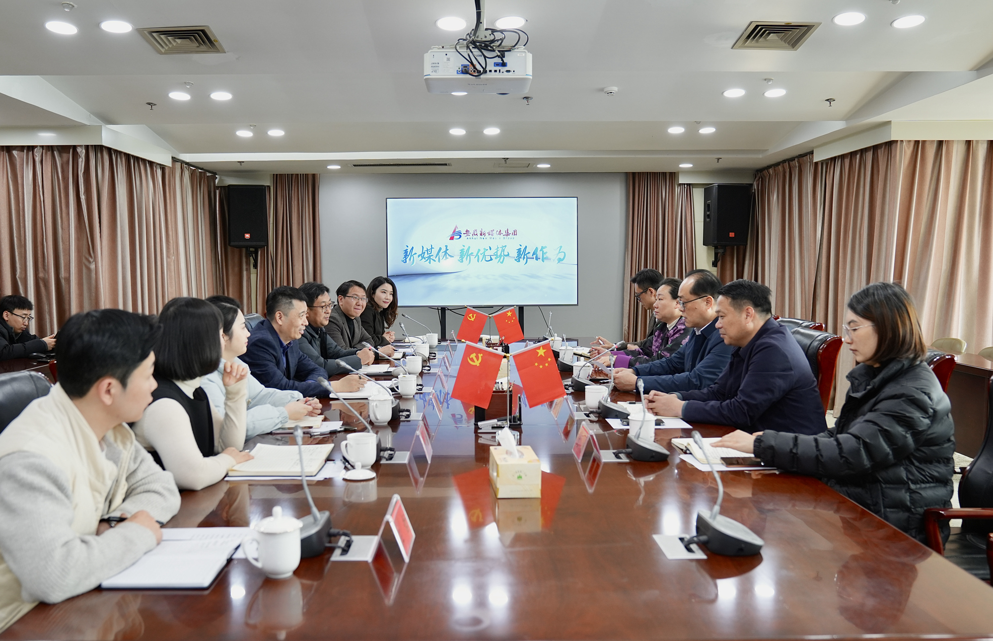 安徽高速地產(chǎn)集團(tuán)董事長胡為民一行到安徽新媒體集團(tuán)調(diào)研座談